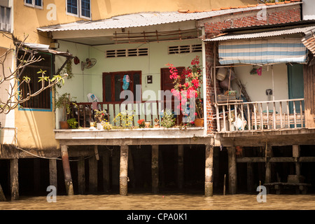 Riverside Häuser unterstützt von Stelzen, Cai Be, Mekong River Delta, Vietnam Stockfoto