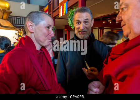 Paris, Frankreich, Interfaith Buddhist Festival, buddhistische Mönche aus Thailand, Treffen französischer protestantischer Priester im tibetischen Tempel, Religionstreffen, verschiedene Kulturen Religion, Gemeinschaftsdiskussion Stockfoto