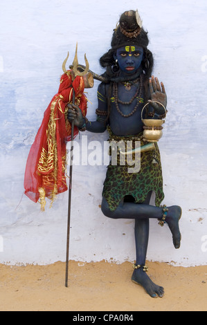 Kleiner Junge gekleidet als Shiva, Pushkar Fair Kamel, (jedes Jahr im November), Pushkar, Rajasthan, Indien Stockfoto