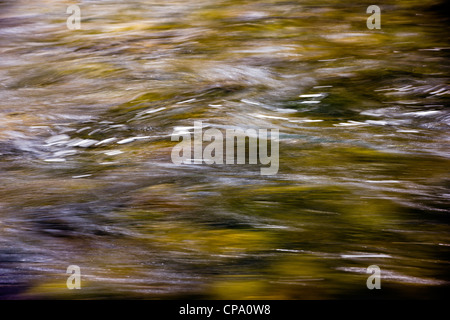 Bewegungsunschärfe Nahaufnahme Foto des Arkansas RIver durchquert die Altstadt des Städtchens Salida, CO, USA Stockfoto