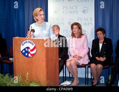 First Lady Hillary Rodham Clinton spricht bei der Weihung des Peace Corps Headquarters 15. September 1998 in Washington, DC. Ihre Majestät Königin Noor von Jordanien und Sargent Shriver sind auf der Bühne mit der First Lady. Stockfoto