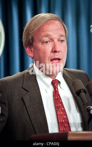 Sprecher des weißen Hauses Michael McCurry bei einem Briefing zu den Medien im Weißen Haus 10. September 1998 in Washington, DC. Stockfoto