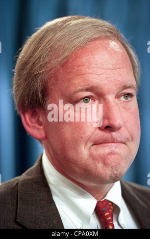 Sprecher des weißen Hauses Michael McCurry bei einem Briefing zu den Medien im Weißen Haus 10. September 1998 in Washington, DC. McCurry kommentierte die Veröffentlichung des Berichts Starr und Präsident Clinton hat "eine Menge wieder gut zu machen und er wird diese Wiedergutmachung sein, um alle und jeden". Stockfoto