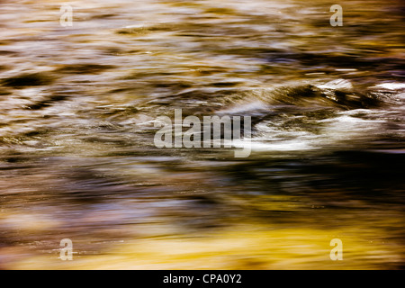 Bewegungsunschärfe Nahaufnahme Foto des Arkansas RIver führt durch die Innenstadt von historischen Bezirk Salida, Colorado Stockfoto