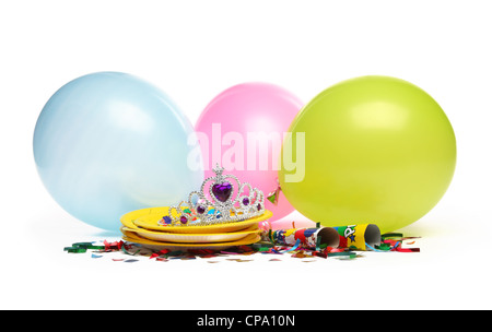 Geburtstag Partydekorationen auf weißem Hintergrund Stockfoto