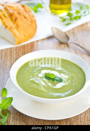 Grüne Erbsen, Minze und Sellerie-Suppe Stockfoto