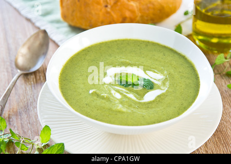 Grüne Erbsen, Minze und Sellerie-Suppe Stockfoto