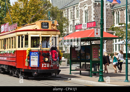 Straßenbahn vor dem Arts Centre, Christchurch, mit Kinderwagen auf der Vorderseite. Dies ist die normale Art des Tragens Baby Kinderwagen auf Stockfoto