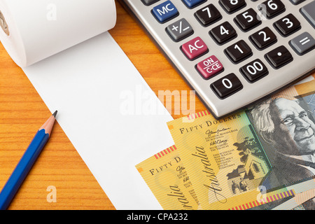 Leere Liste mit australischen Geld, Taschenrechner und Bleistift auf einem Tisch Stockfoto