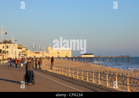 Bognor Regis West Sussex England UK. Menschen am Meer promenade mit Pier jenseits im Badeort der Südküste im winter Stockfoto