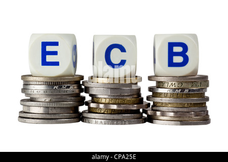 Stapel von Münzen mit den Buchstaben auf weißem Hintergrund EZB isoliert Stockfoto