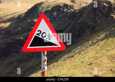 Newlands Pass, Cumbria, England, UK rot dreieckig steilen 20 % Steigung Warnschild auf einer Bergstraße in den Bergen Stockfoto