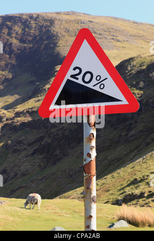 Rote dreieckige steilen 20 % Steigung Warnschild auf einer Bergstraße in den Bergen. Newlands Pass, Cumbria, England, UK Stockfoto