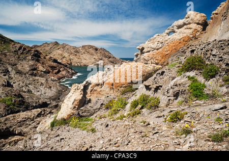 Seltsamerweise verwitterter Granit Felsen (Pegmatit) am Cap de Creus, Girona, Katalonien, Spanien Stockfoto