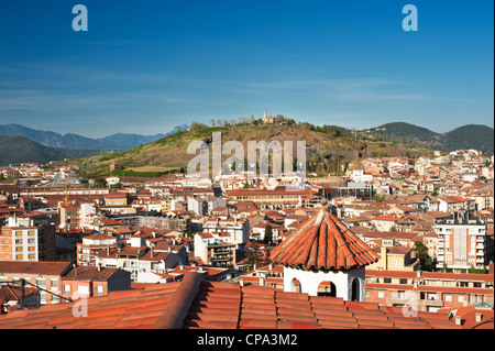 Blick über die Stadt von Olot, Garrotxa, Katalonien, Spanien, in Richtung Montsacopa Vulkan Mont Olivet Vulkan Stockfoto