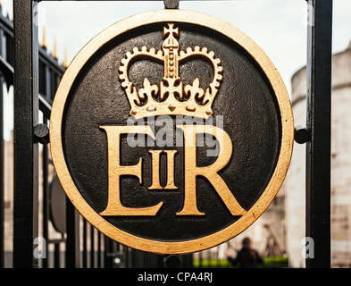 Elizabeth II Regina ER königlichen Insignien an den Toren der Tower von London London, England. ER Stockfoto