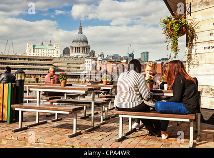 Menschen, die genießen eines Drink, South Bank, London, England. Stockfoto