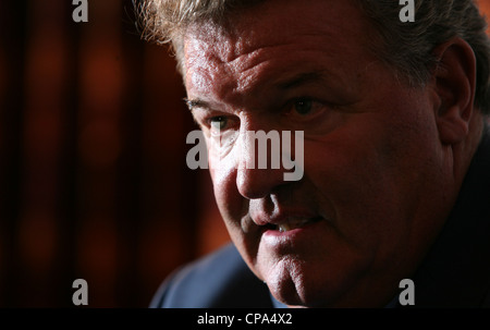 John Toshack kündigt seinen Rücktritt als Manager von The Wales-Fußball-Nationalmannschaft bei einer Pressekonferenz in Cardiff. Stockfoto