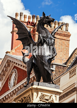 Drachen oder Greif auf der Temple Bar Denkmal an der Grenze zwischen Westminster und der City of London, England. Stockfoto