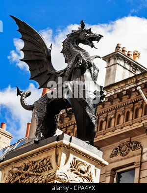 Drachen oder Greif auf der Temple Bar Denkmal an der Grenze zwischen Westminster und der City of London, England. Stockfoto