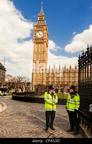 Zwei Polizisten Wache am Eingang zum Westminster Palace, London, England. Stockfoto