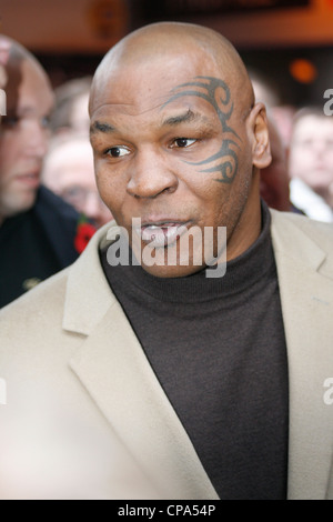 Mike Tyson zahlt Respekt zu Johnny Owen, wenn er Merthyr Tydfil, Südwales, 2009 besucht Stockfoto