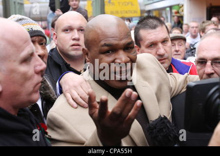 Mike Tyson zahlt Respekt zu Johnny Owen, wenn er Merthyr Tydfil, Südwales, 2009 besucht Stockfoto