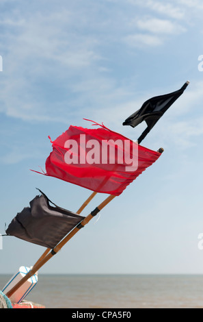Schwarze und rote Flaggen verwendet, um Bojen Fischen auf einem Boot an der Ostküste des Vereinigten Königreichs Stockfoto