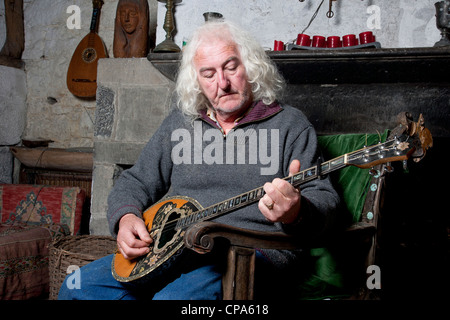 Alec Finn Bouzouki Spieler aus County Galway Oranmore, fotografiert in Oranmore Burg, die er besitzt. Stockfoto