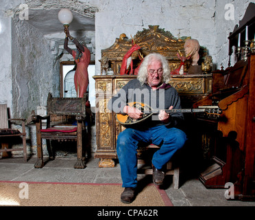 Alec Finn Bouzouki Spieler aus County Galway Oranmore, fotografiert in Oranmore Burg, die er besitzt. Stockfoto
