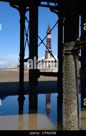 Blackpool Tower angesehen vom Central Pier Stockfoto