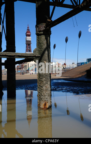 Blackpool Tower angesehen vom Central Pier Stockfoto