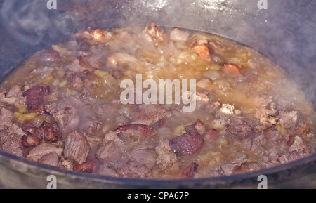 Fleisch für Pilaw bereitet in einem großen Kessel Stockfoto