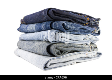 Stapel von Blue Jeans auf weißem Hintergrund Stockfoto