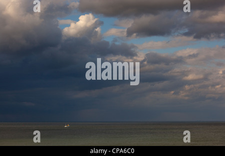 Angelboot/Fischerboot vor der Küste von Norfolk am West Runton April arbeiten Stockfoto