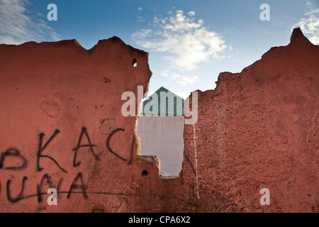 Gebrochene Altstadt in Marrakesch mit Graffiti wall Stockfoto