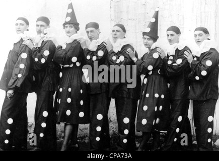 PIERROT Clown Gruppe bei einer Show am Meer über 1935 Stockfoto
