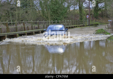 Fahrzeuge, die durch Überschwemmungen in Sussex Stockfoto