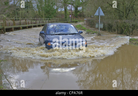 Fahrzeuge, die durch Überschwemmungen in Sussex Stockfoto