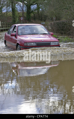 Fahrzeuge, die durch Überschwemmungen in Sussex Stockfoto