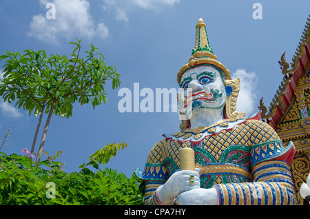 Thailand, Ko Samui (aka Koh Samui). Wat Plai Laem, buddhistischer Tempel. mythologischen Kreatur guarding Tempel. Stockfoto
