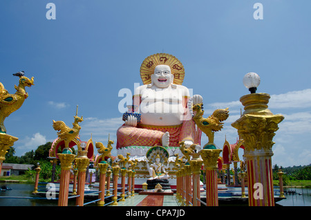 Thailand, Ko Samui (aka Koh Samui). Wat Plai Laem, Tempel und riesige Statue von big Happy Buddha. Stockfoto