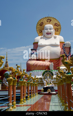Thailand, Ko Samui (aka Koh Samui). Wat Plai Laem, Tempel und riesige Statue von big Happy Buddha. Stockfoto