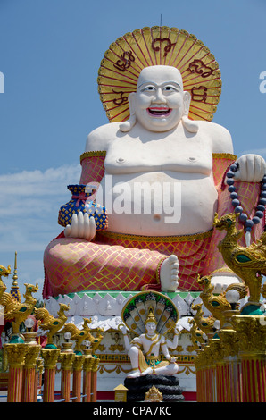 Thailand, Ko Samui (aka Koh Samui). Wat Plai Laem, Tempel und riesige Statue von big Happy Buddha. Stockfoto