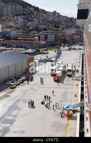 Dubrovnik, Kroatien - Passagiere aussteigen von Kreuzfahrtschiff im Hafen Gruz. Tour-Busse. Stockfoto