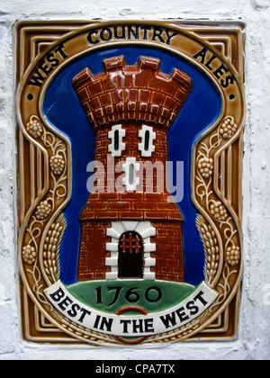 Emaille-Schild an einem Pub-Wand, Werbung West Country Ales, Ledbury, Herefordshire, England, UK Stockfoto