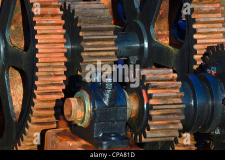 Räder, Zahnräder und Getriebe in einem alten Motor Stockfoto