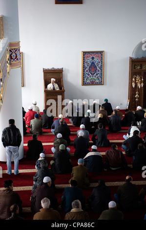 Freitagsgebet in der Ditib-Merkez Moschee, Duisburg, Deutschland Stockfoto