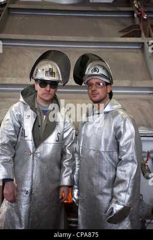 Arbeitnehmer bei der ThyssenKrupp Steel AG in Schutzkleidung, Duisburg, Deutschland Stockfoto