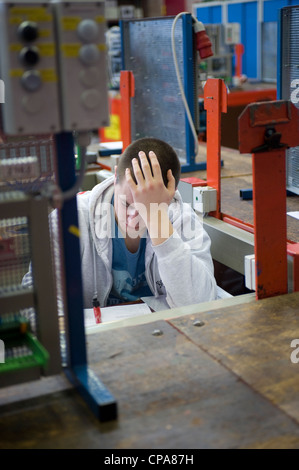 Auszubildender Mechatroniker bei der ThyssenKrupp Steel AG, Duisburg, Deutschland Stockfoto